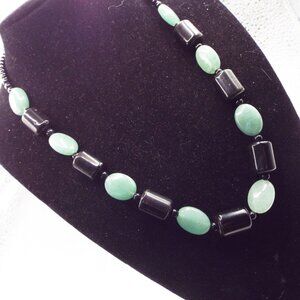 GREEN CHRYSOPRASE OVALS & BLACK APACHE TEARS STONE BARRELS NECKLACE 57